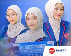 Perwakilan mahasiswa S1 Keperawatan, yakni Lale Ruwanda, Richa Tronicha, dan Lal...