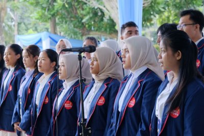 Para anggota UKM Paduan Suara Gema IIK Bhakta membawakan lagu nasional dengan formasi rapi dalam rangkaian peringatan Hari Guru PGRI dan Hari Korpri ke-54.