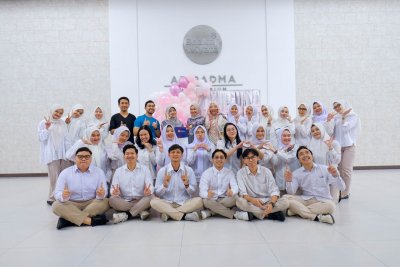 Kebersamaan dan kebahagiaan para lulusan Program Profesi Dokter Gigi FKG IIK Bhakta usai prosesi yudisium di Ruang Bumi IIK Bhakta.